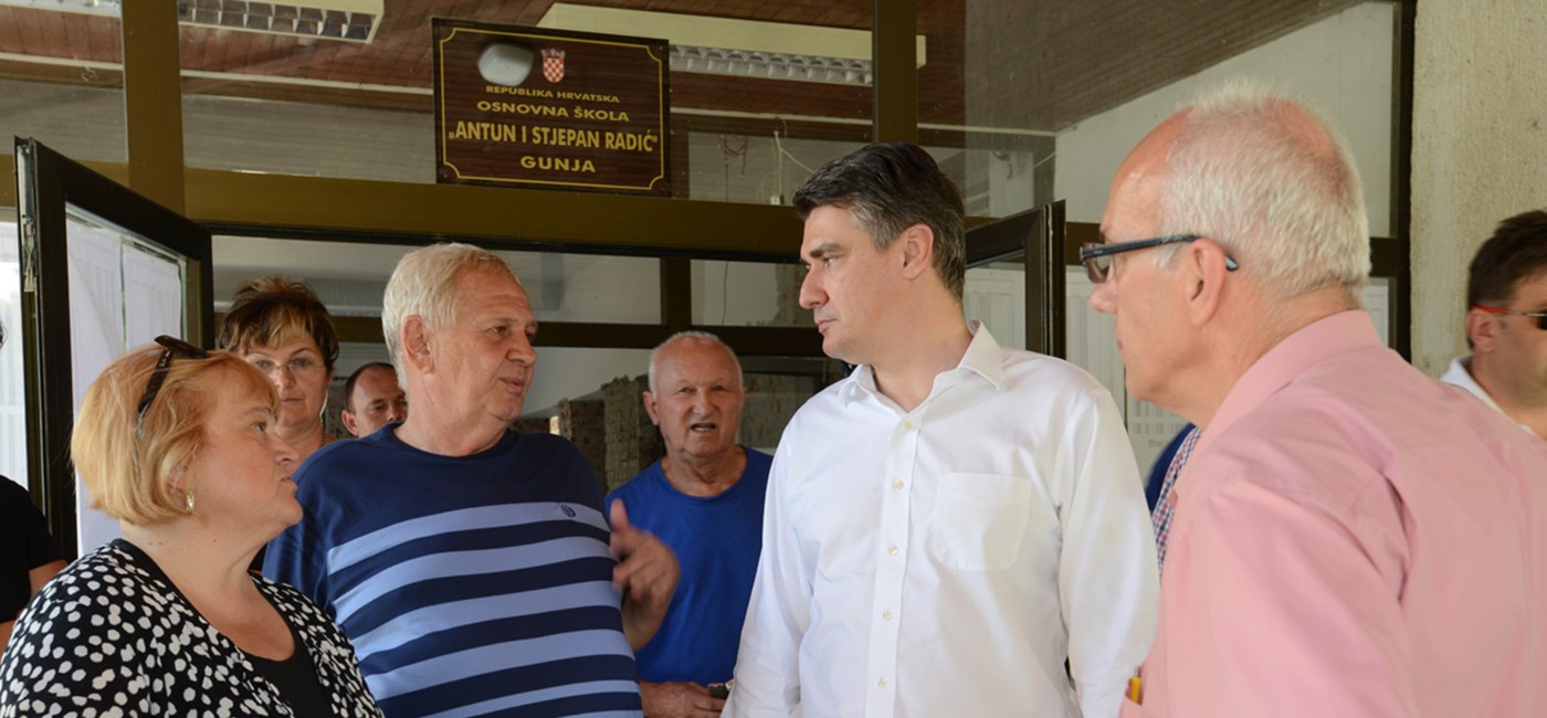 Predsjednik Vlade Zoran Milanović u obilasku radova započetih na obnovi u Gunji i Strošincima